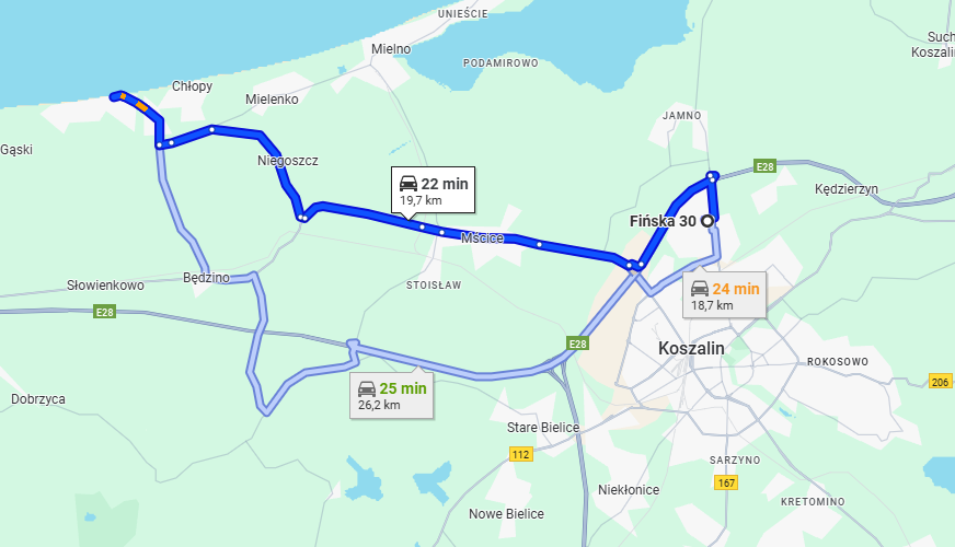 Droga przez las i pola prowadząca kamperem z Koszalina do Sarbinowa